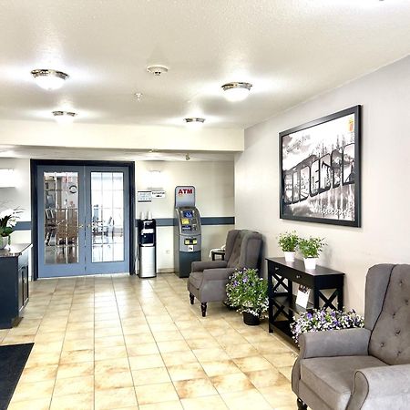 Hotel Super 8 By Wyndham Whitecourt Exterior foto