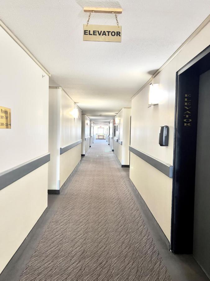 Hotel Super 8 By Wyndham Whitecourt Exterior foto