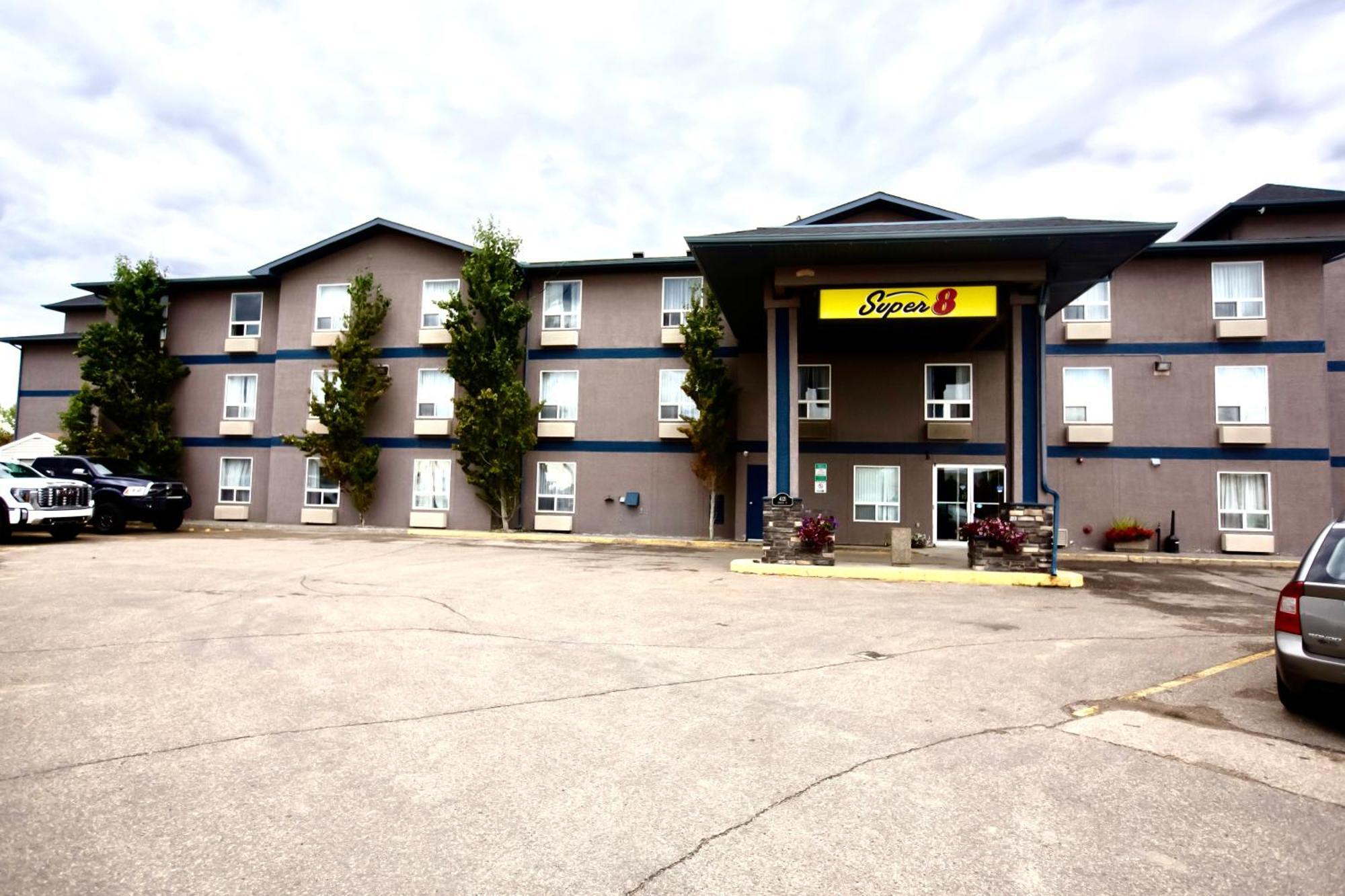 Hotel Super 8 By Wyndham Whitecourt Exterior foto