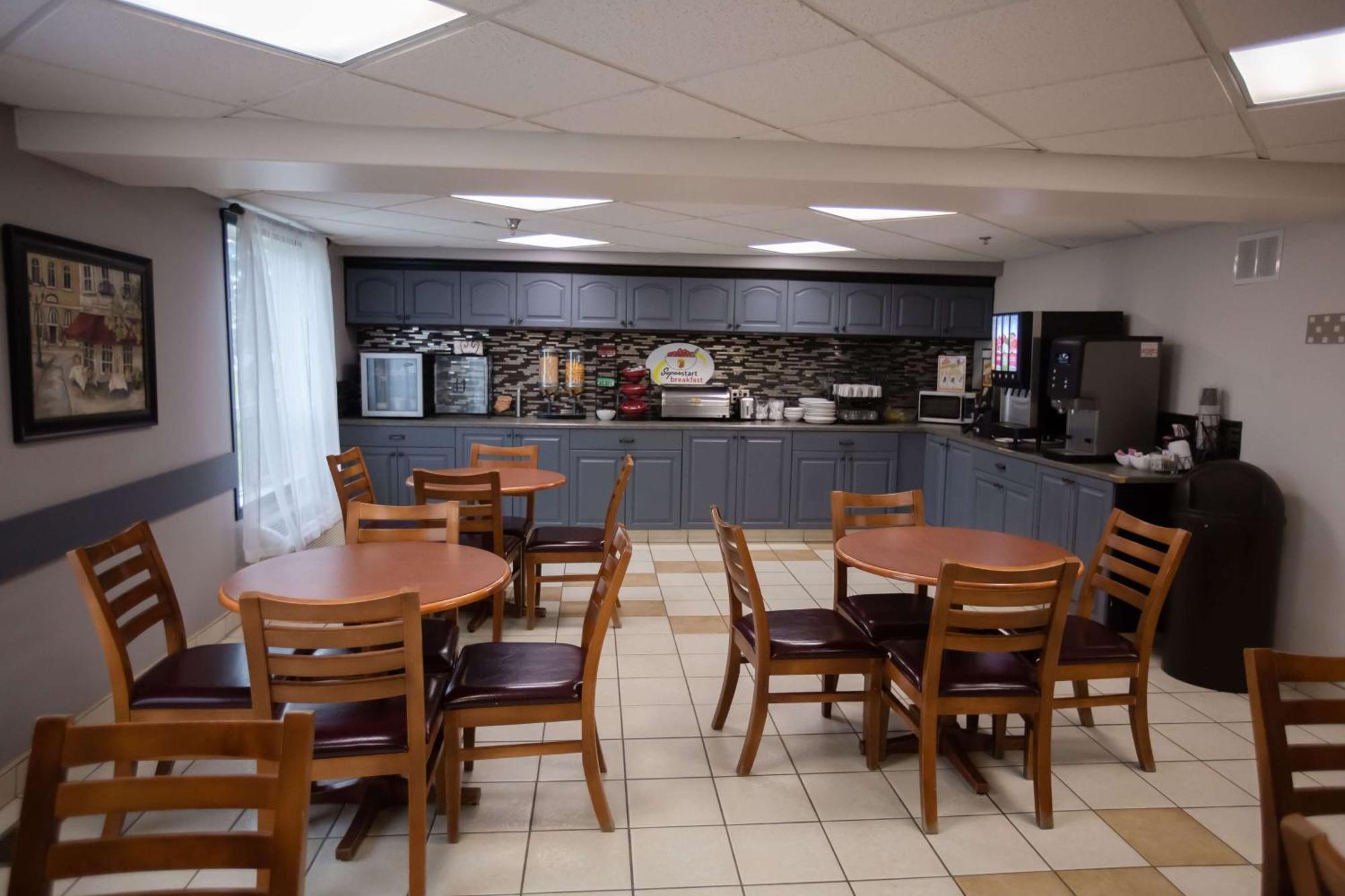 Hotel Super 8 By Wyndham Whitecourt Exterior foto