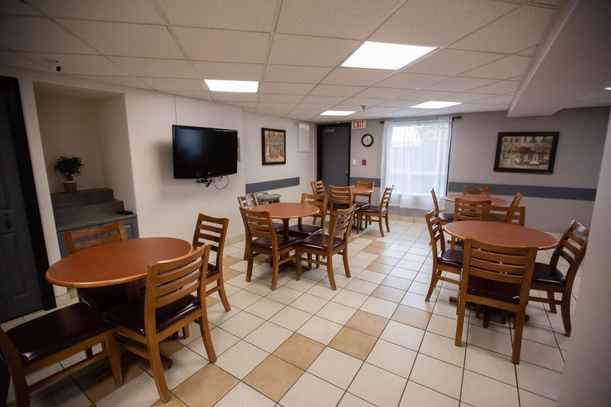 Hotel Super 8 By Wyndham Whitecourt Exterior foto